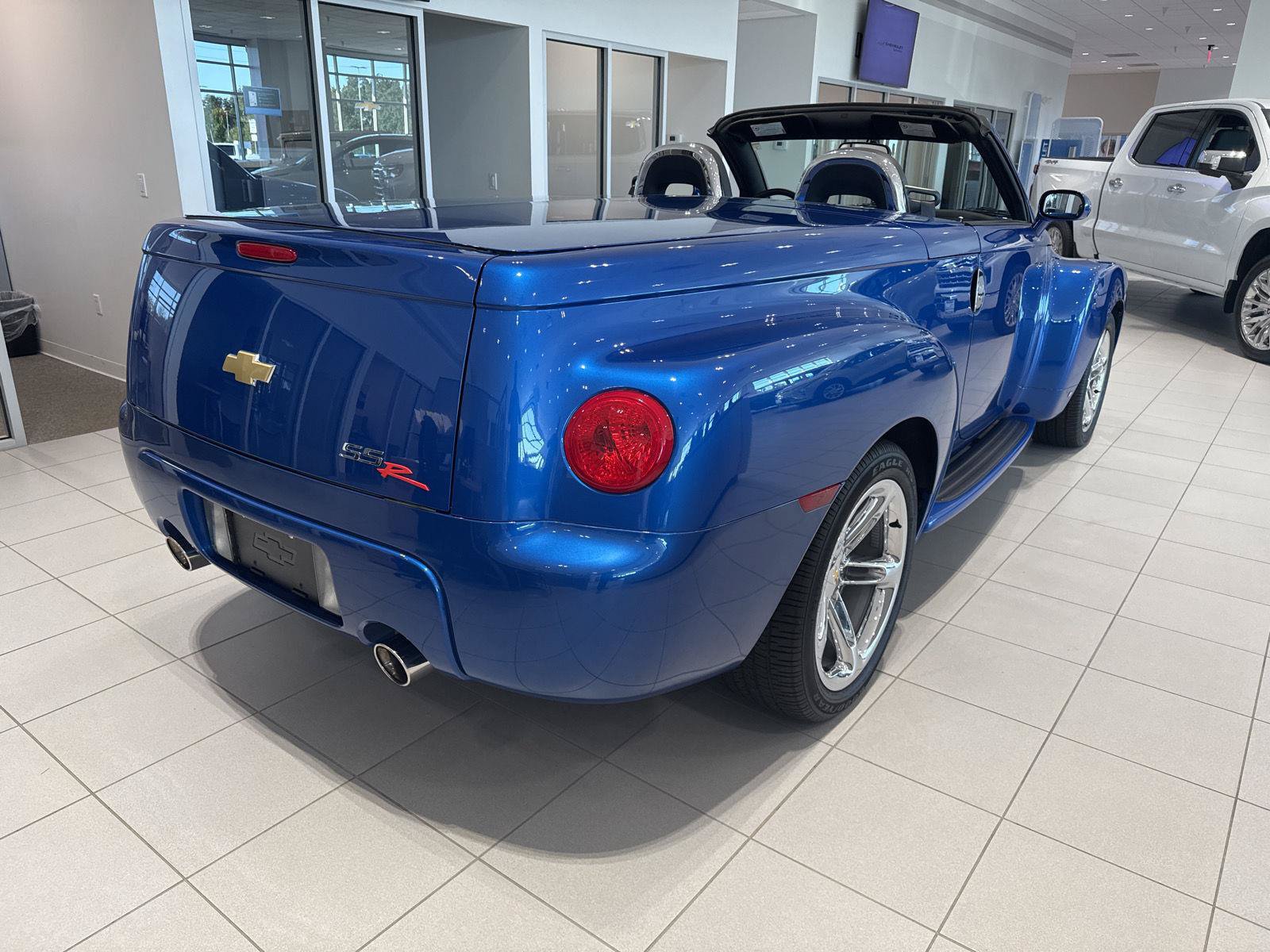 Used 2006 Chevrolet SSR w/ Preferred Equipment Group RWD image 4