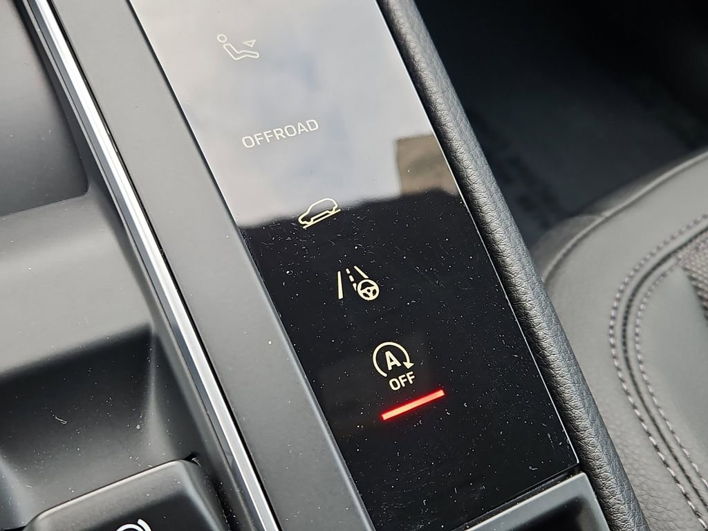 Certified 2025 Porsche Macan image 19