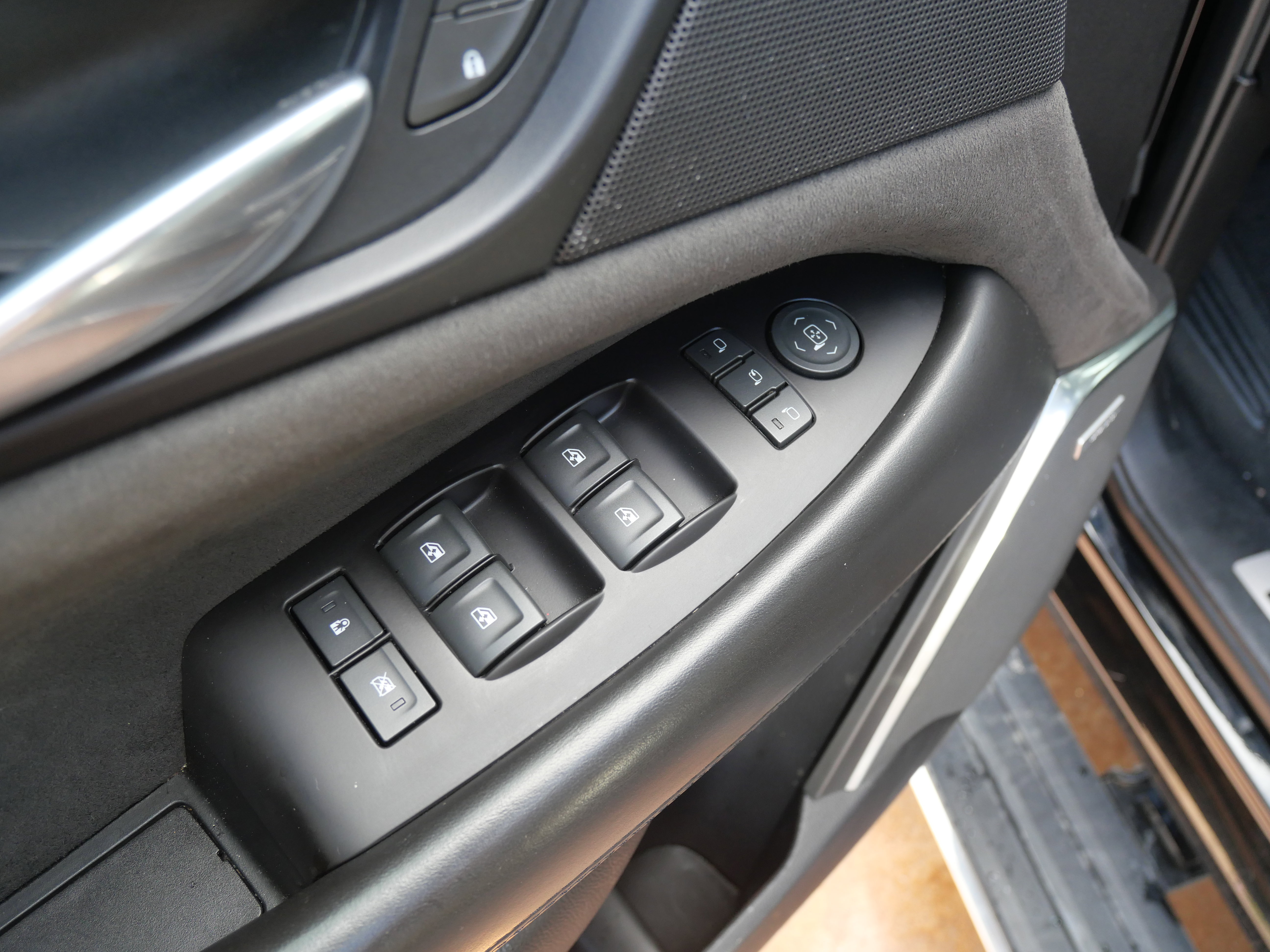 Used 2019 Cadillac Escalade Platinum w/ Escalade Sport Edition image 7