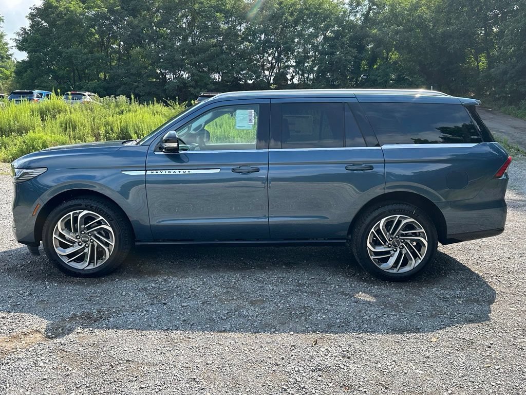 New 2027 Lincoln Navigator Reserve AWD/4WD image 2