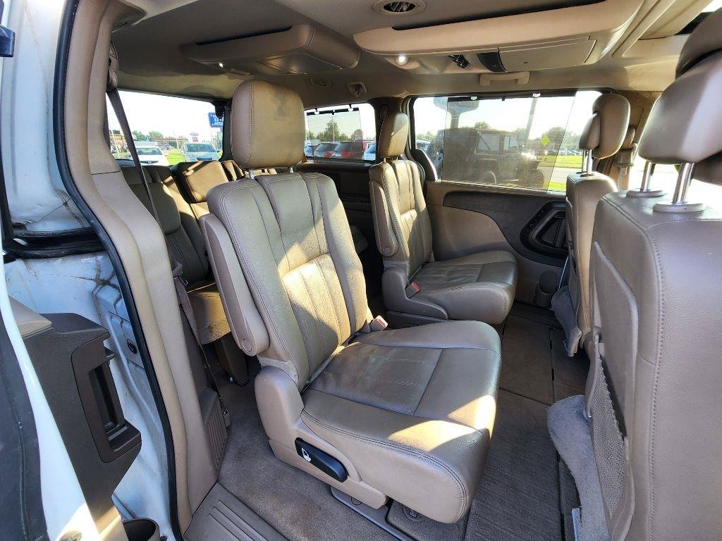Used 2016 Chrysler Town & Country Touring-L FWD image 19