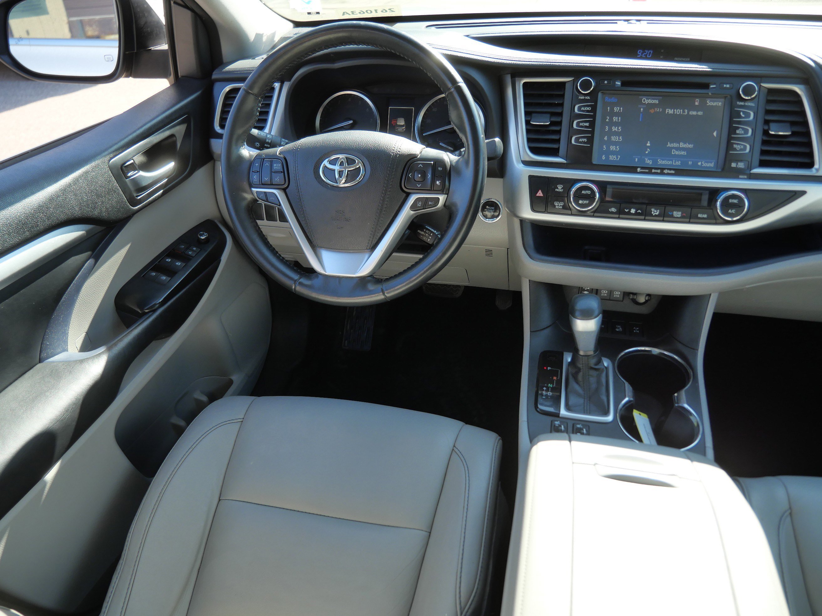 Certified 2017 Toyota Highlander XLE AWD/4WD image 9