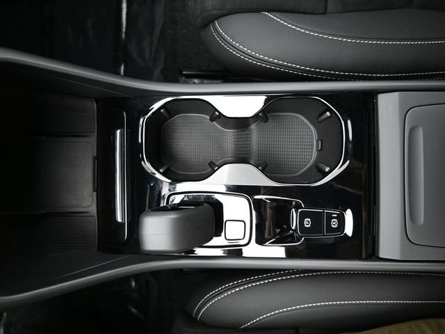 Used 2024 Volvo XC40 B5 Plus image 10