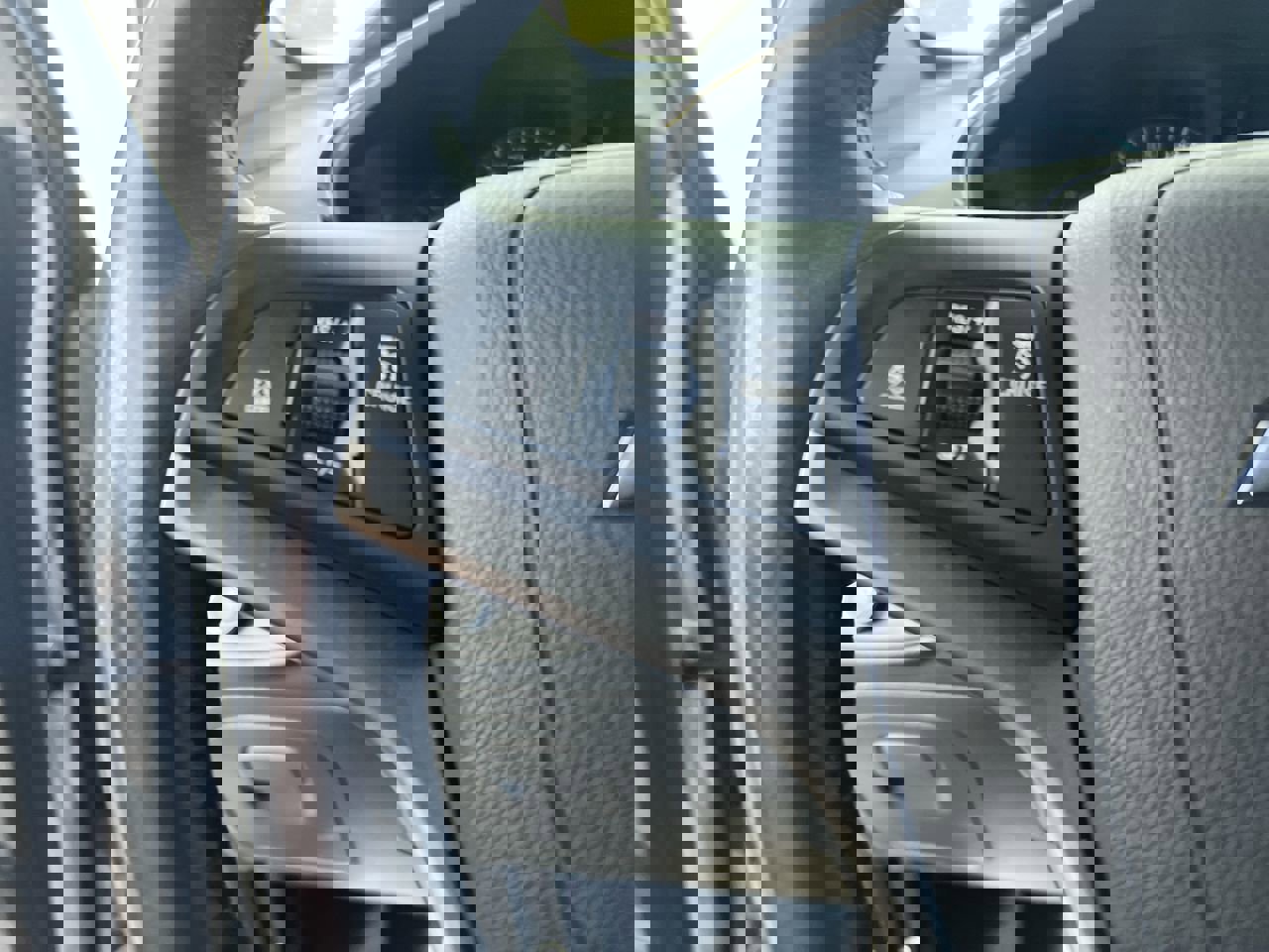 Used 2022 Chevrolet Trax LT w/ LT Convenience Package image 17