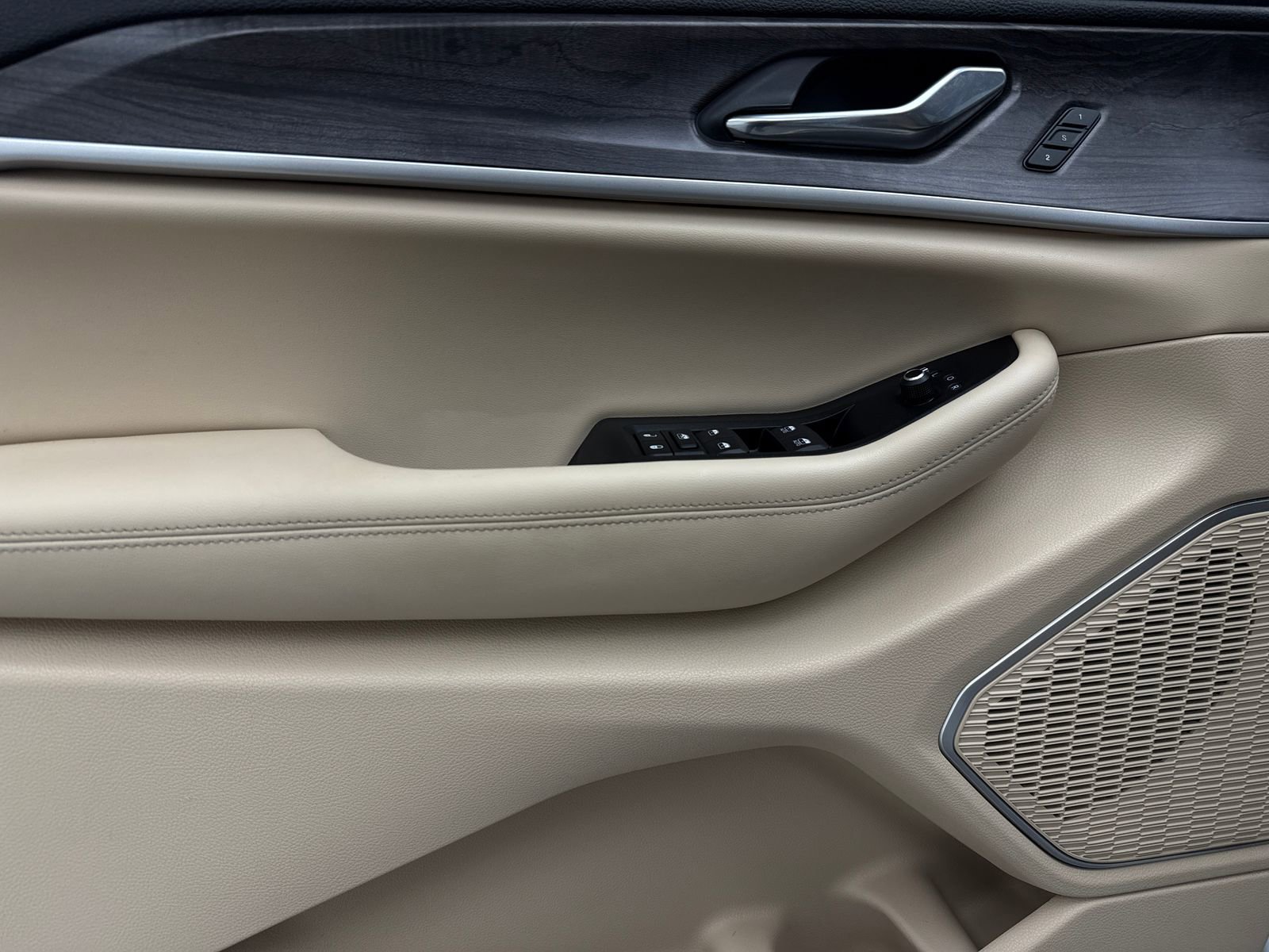 Used 2025 Jeep Grand Cherokee Limited w/ Black Appearance Package image 37