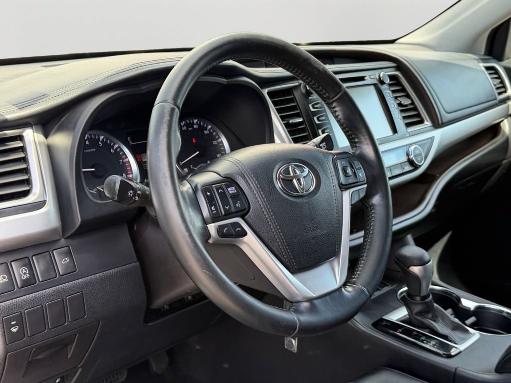 Used 2017 Toyota Highlander Plus FWD image 18