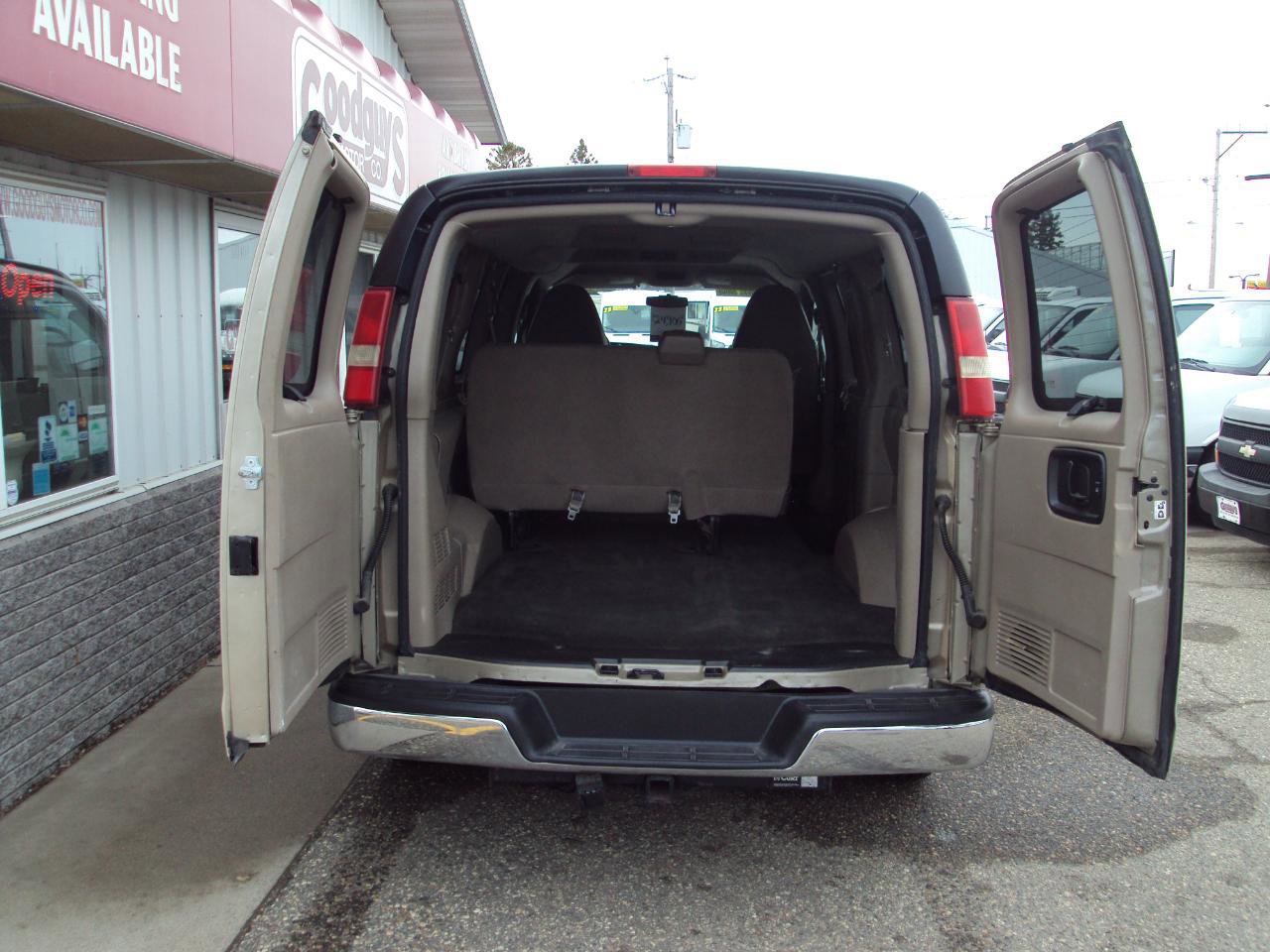 Used 2011 Chevrolet Express 1500 LT w/ LT Preferred Equipment Group image 9