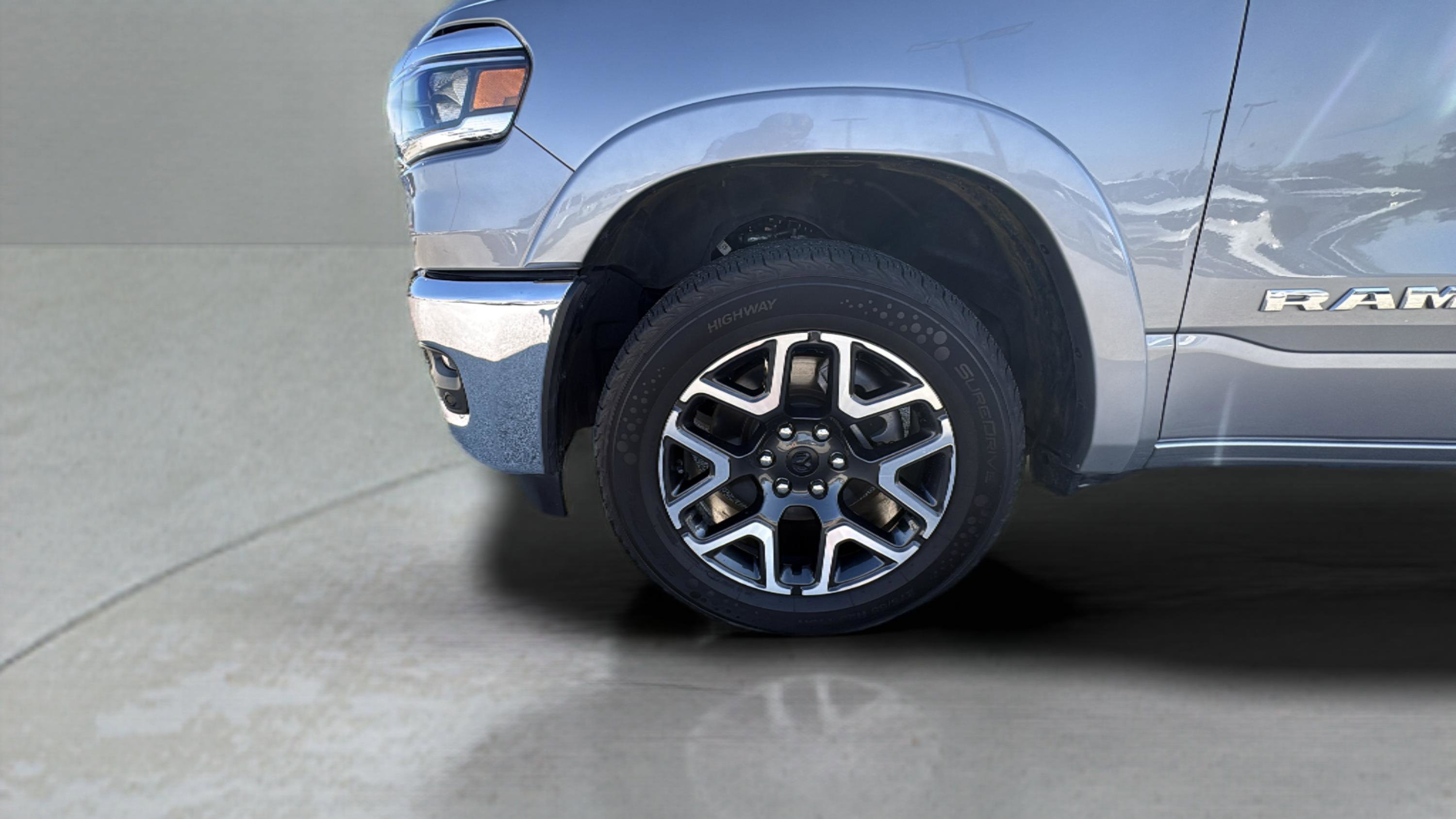 Used 2025 RAM 1500 Laramie AWD/4WD image 17