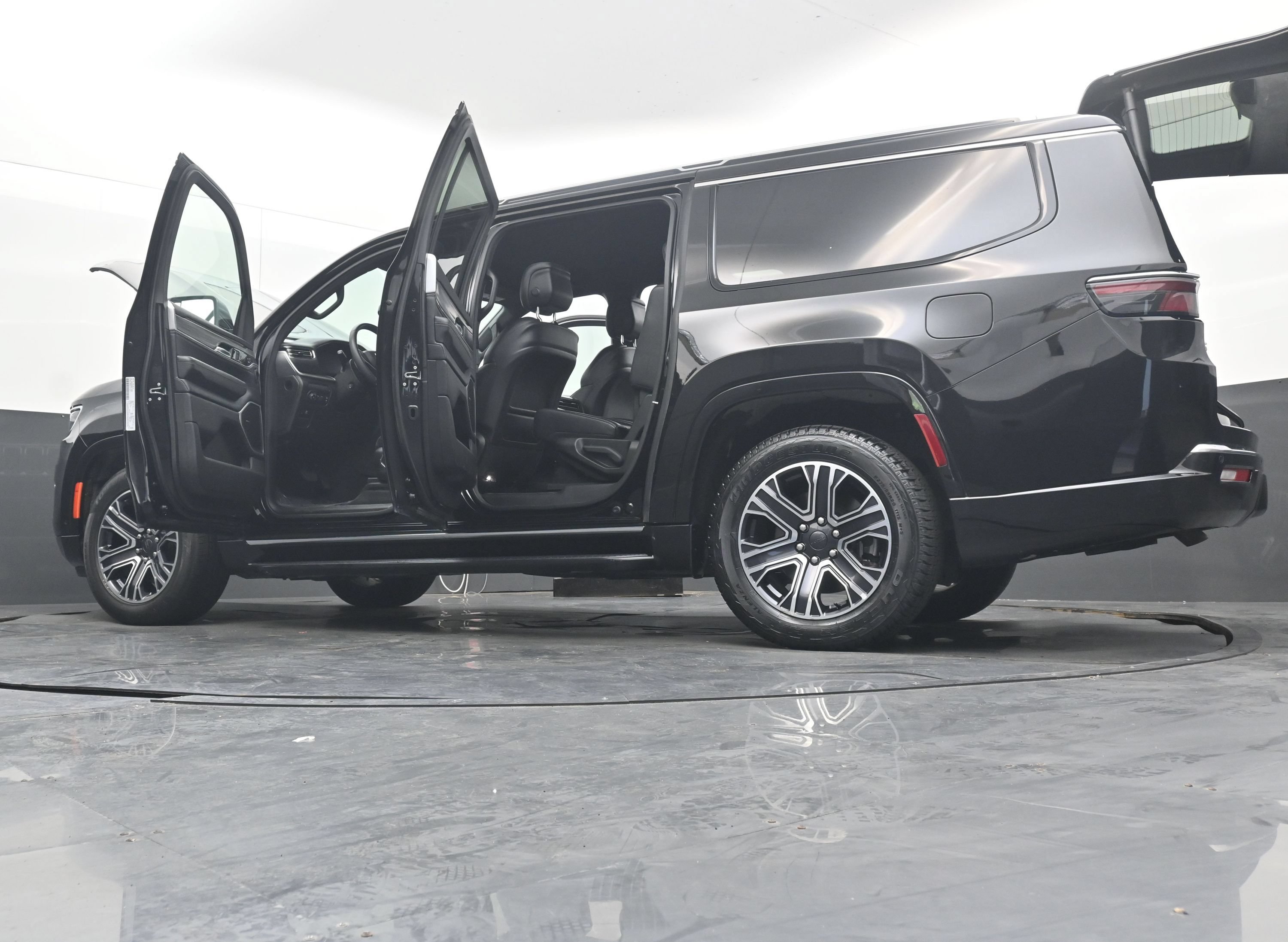 Used 2024 Jeep Wagoneer L Series II RWD image 43