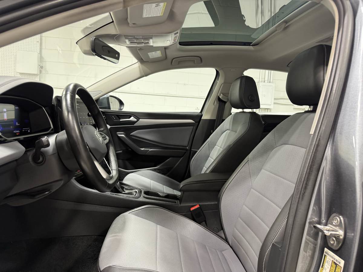Used 2025 Volkswagen Jetta SE w/ Sunroof Package image 16