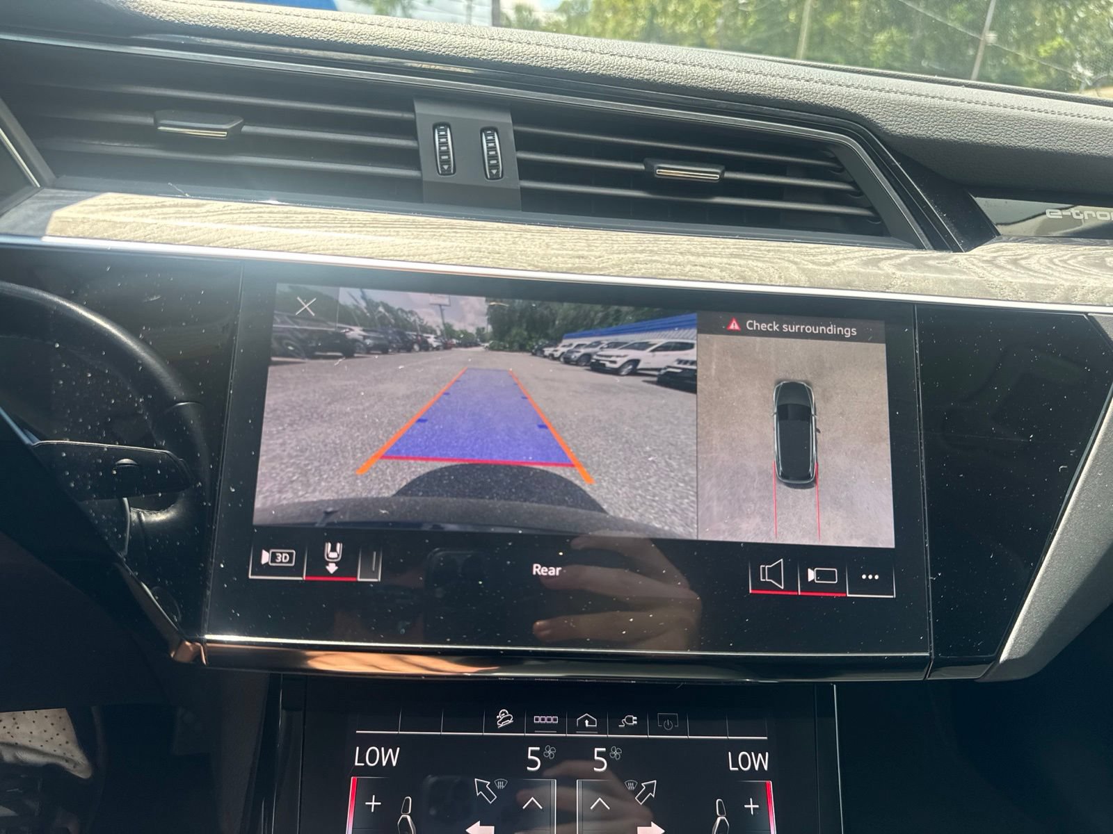 Used 2022 Audi e-tron Premium Plus AWD/4WD image 29