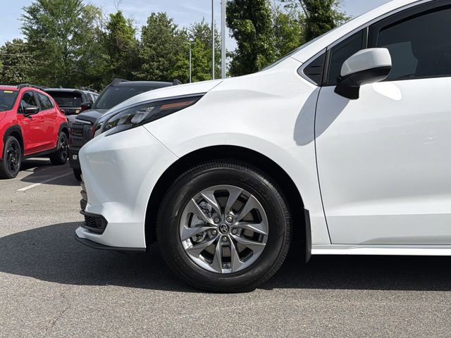 Used 2025 Toyota Sienna LE FWD image 9