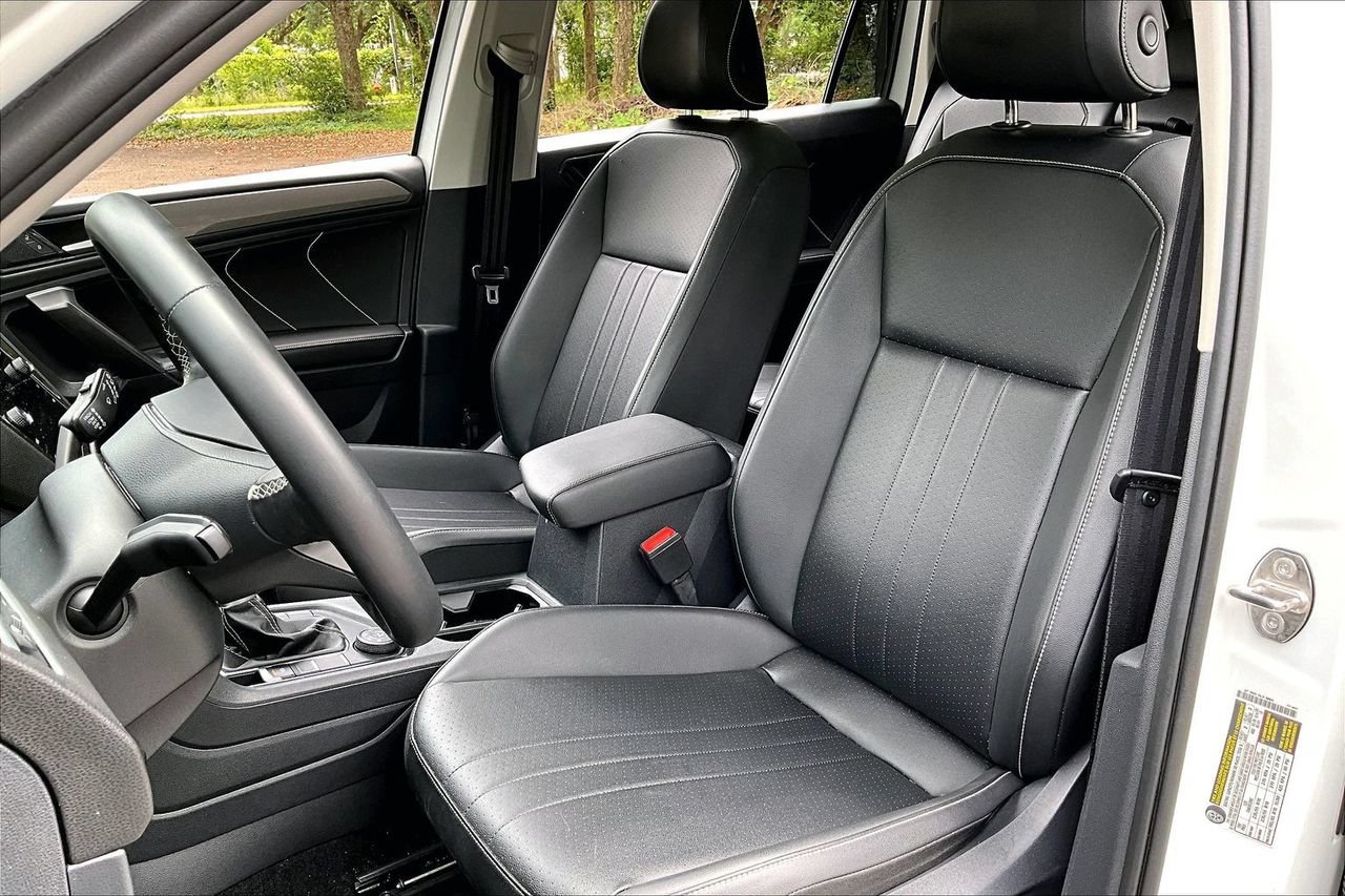 Used 2024 Volkswagen Tiguan SE w/ Panoramic Sunroof Package AWD/4WD image 18