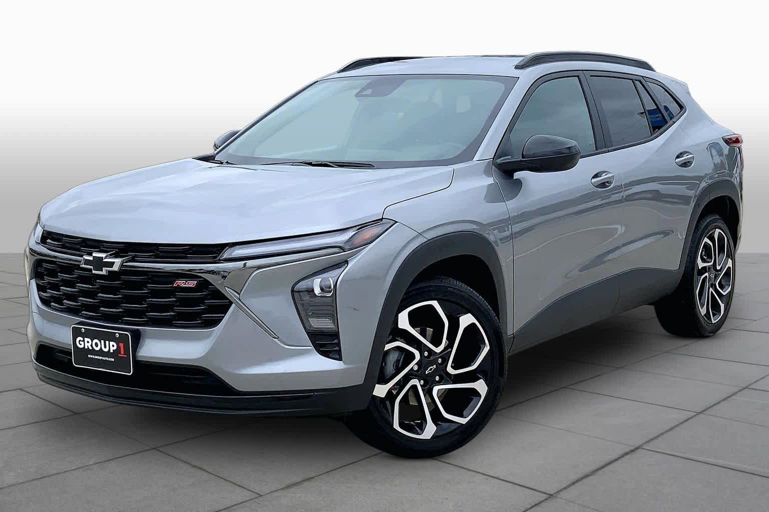 Used 2025 Chevrolet Trax RS FWD image 2