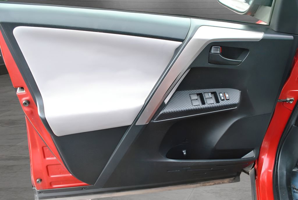 Used 2015 Toyota RAV4 LE image 31