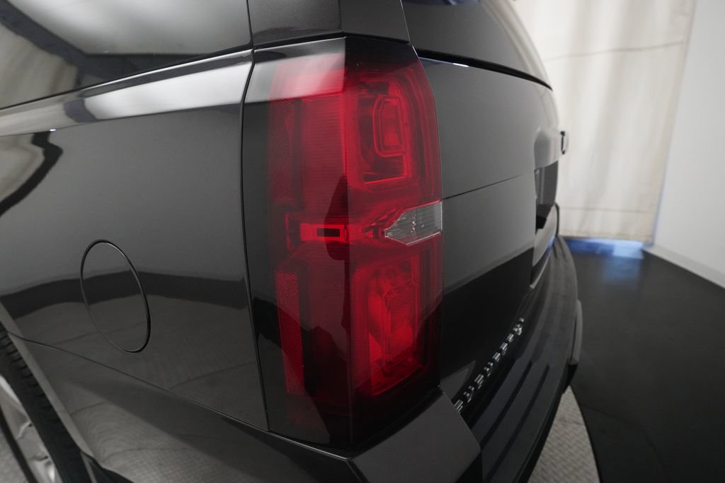 Used 2017 Chevrolet Suburban LT w/ Luxury Package AWD/4WD image 36