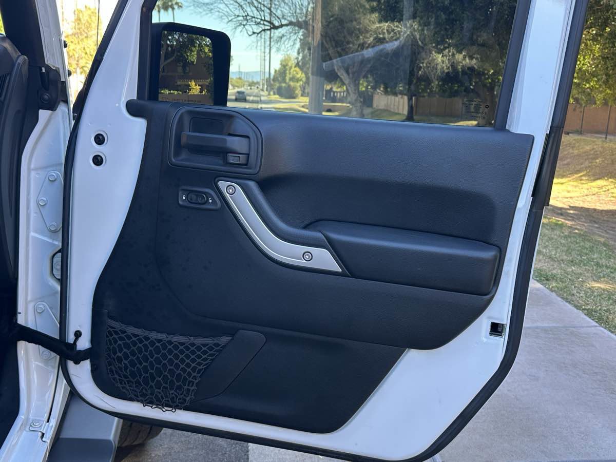 Used 2016 Jeep Wrangler Unlimited Sahara w/ Connectivity Group image 18