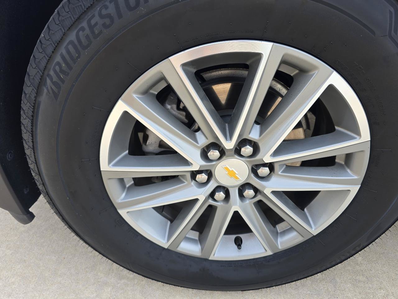 Used 2023 Chevrolet Traverse LT FWD image 9