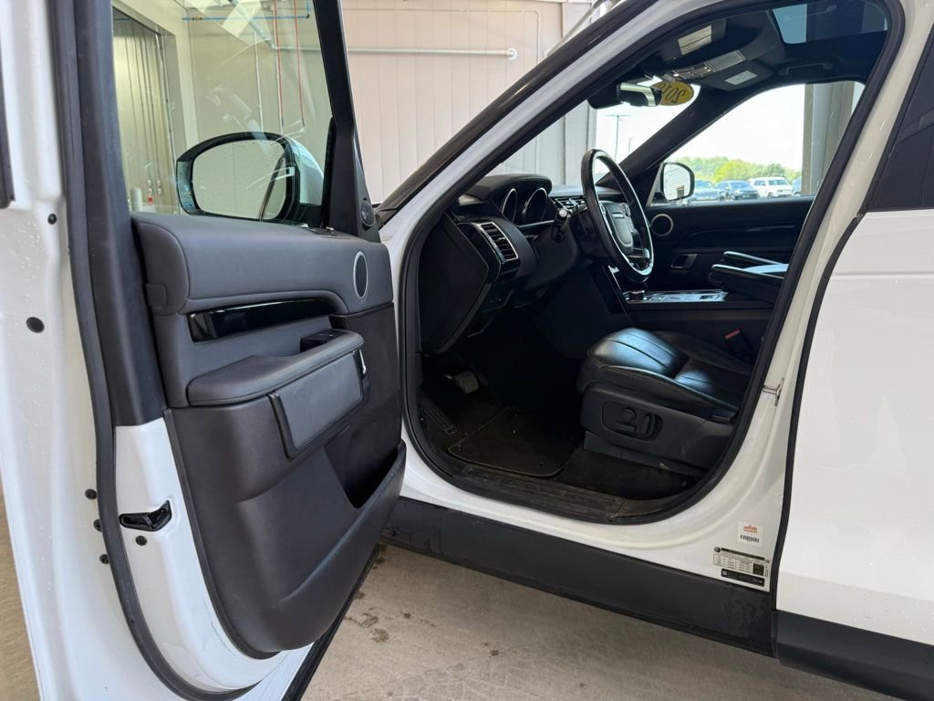 Used 2018 Land Rover Discovery SE image 23