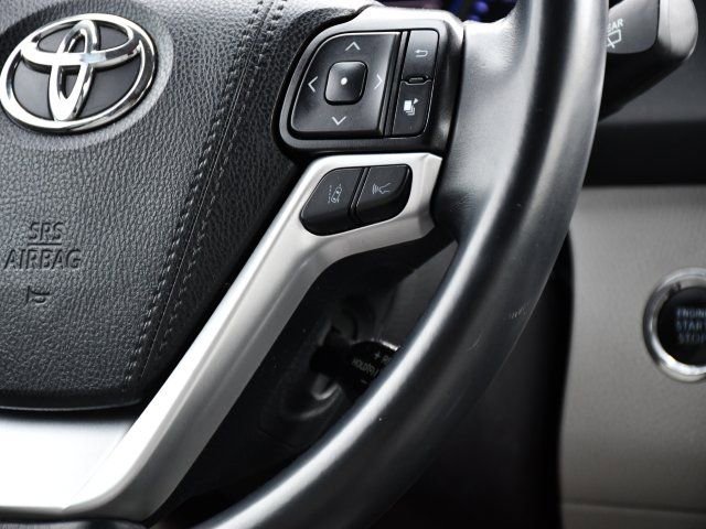 Used 2019 Toyota Highlander XLE FWD image 23