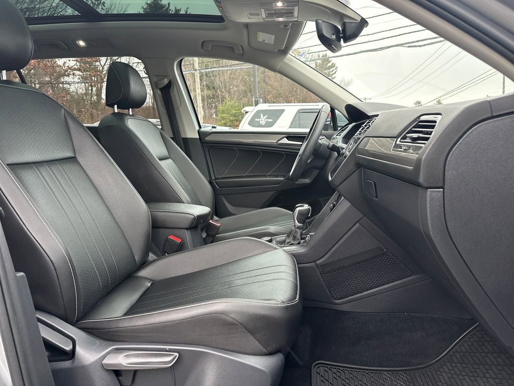 Used 2022 Volkswagen Tiguan SE w/ Panoramic Sunroof Package image 16