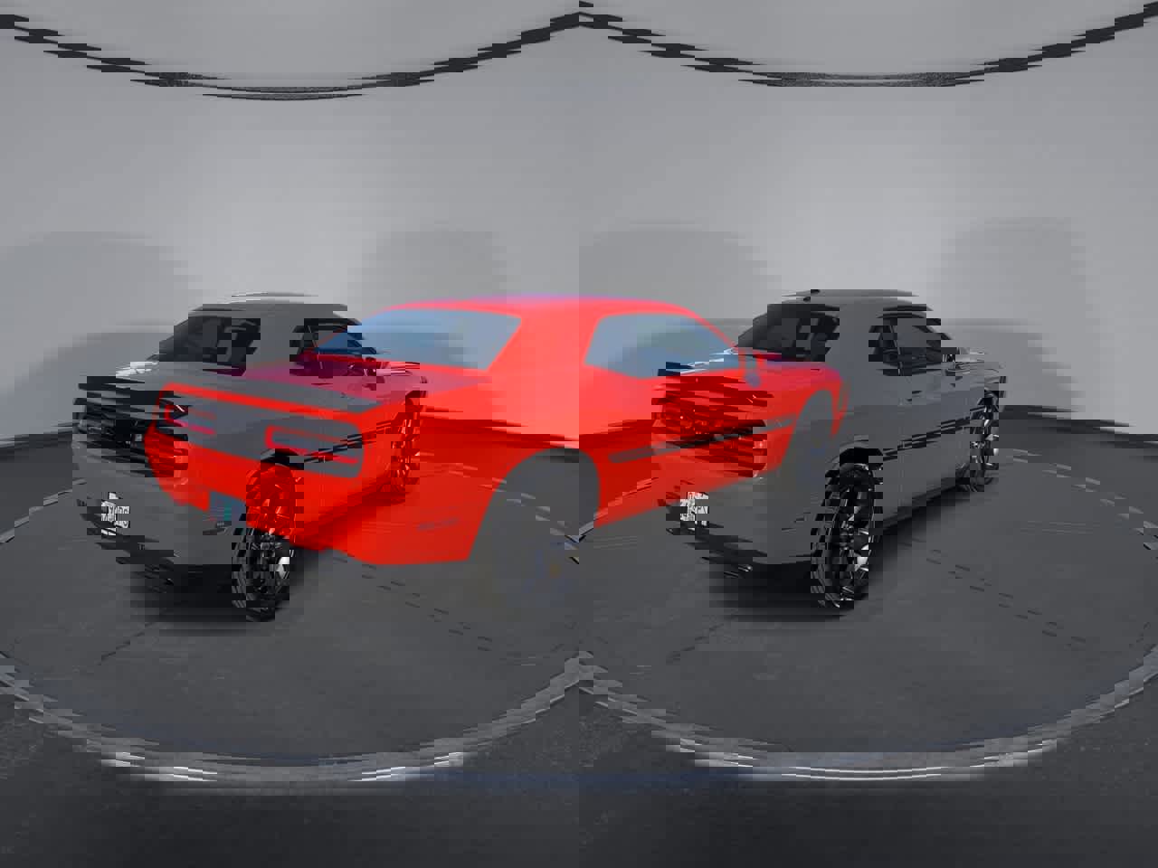 Used 2017 Dodge Challenger SXT image 8