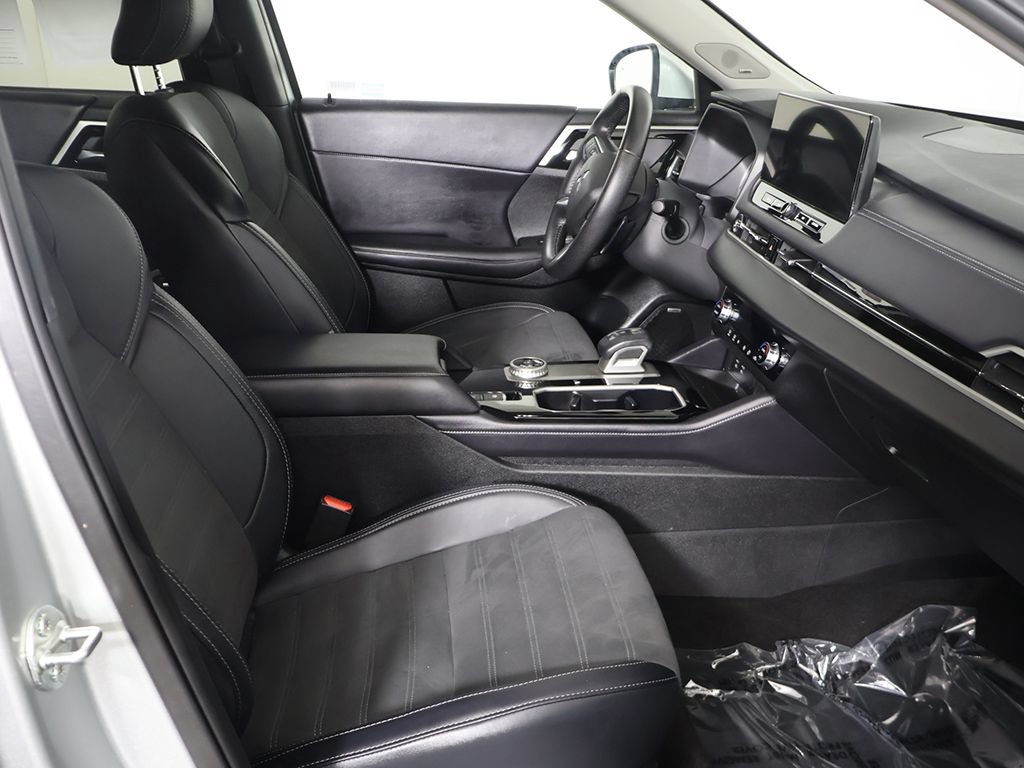 Used 2025 Mitsubishi Outlander SE FWD image 27
