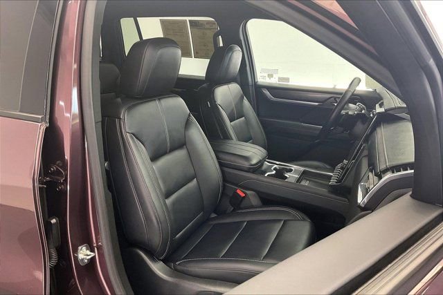 Used 2024 GMC Acadia Elevation w/ Luxury Package AWD/4WD image 6