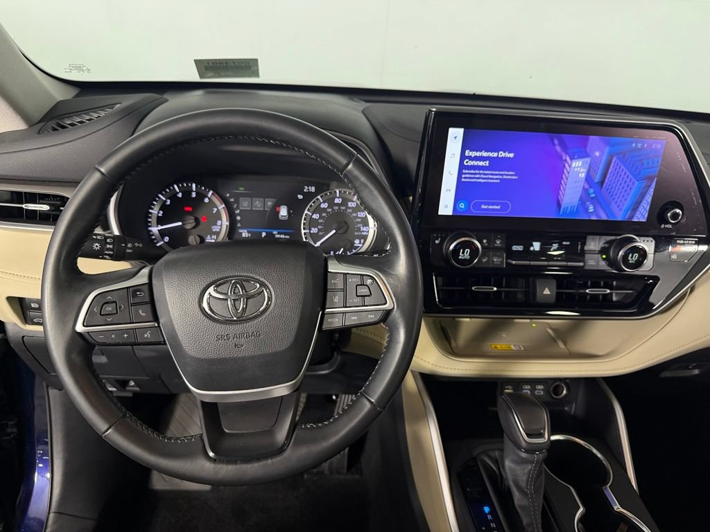 Used 2024 Toyota Highlander XLE FWD image 12