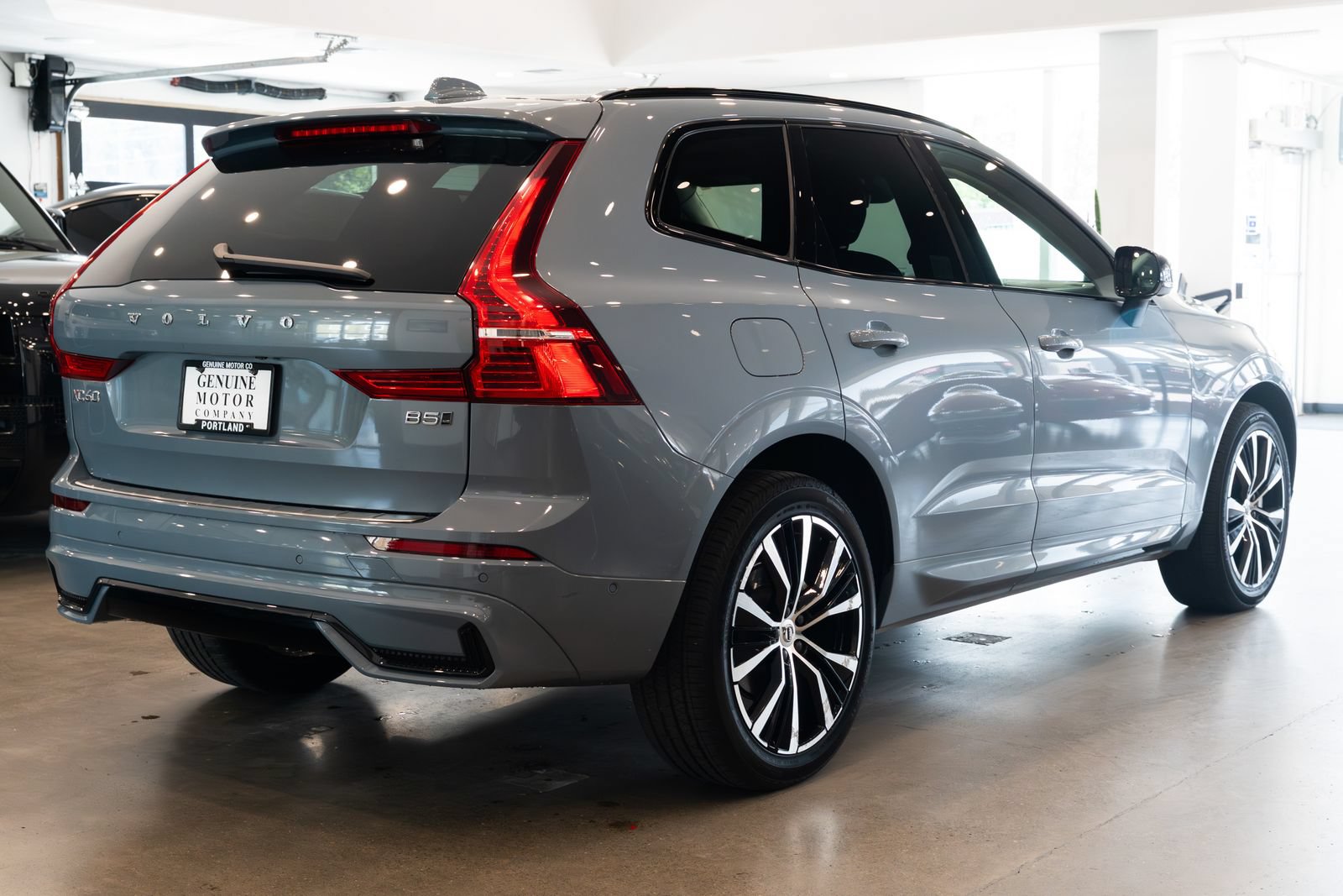 Used 2023 Volvo XC60 B5 Plus w/ Protection Package Premier AWD/4WD image 4