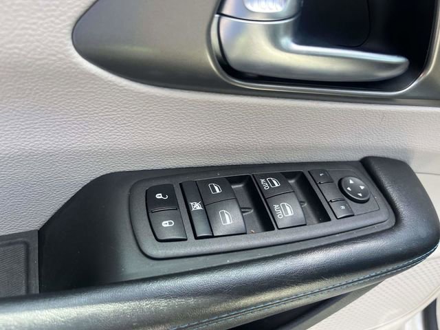Used 2021 Chrysler Pacifica Touring-L FWD image 19