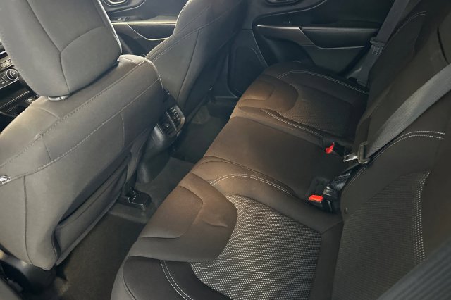 Used 2019 Jeep Cherokee Latitude w/ Popular Appearance Group FWD image 14