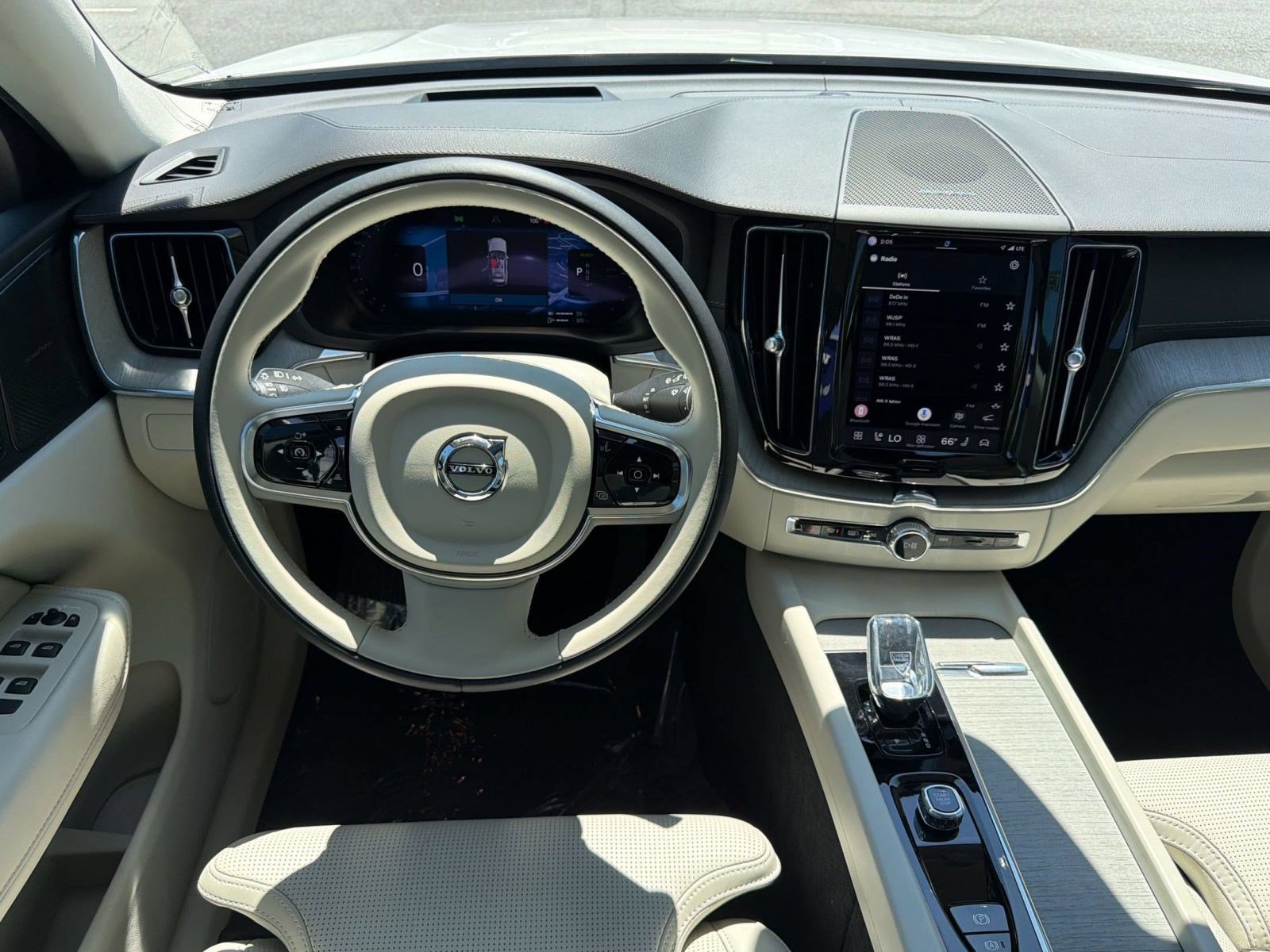 Certified 2024 Volvo XC60 T8 Ultimate w/ Protection Package Premier AWD/4WD image 27