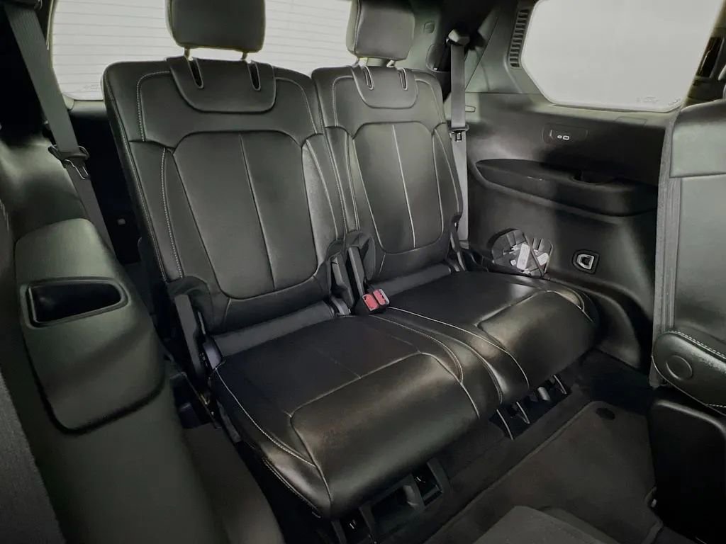 Used 2025 Jeep Grand Cherokee L Limited w/ Black Appearance Package image 28