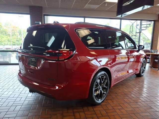 New 2026 Chrysler Pacifica Limited image 3