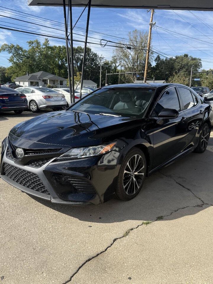 Used 2019 Toyota Camry SE FWD image 2