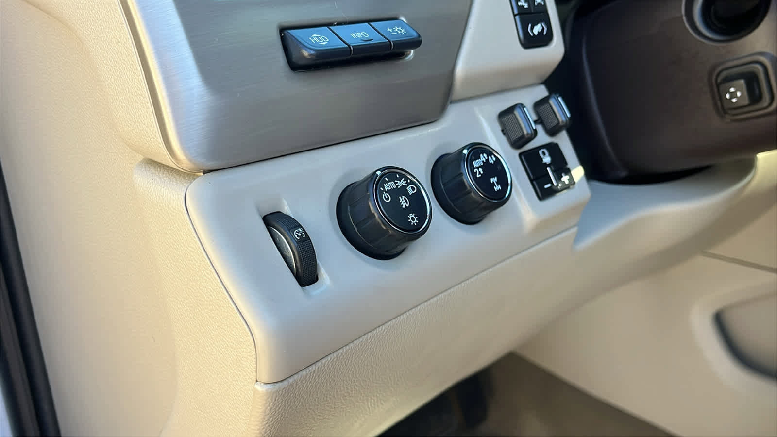 Used 2018 GMC Yukon Denali w/ Denali Ultimate Package AWD/4WD image 19