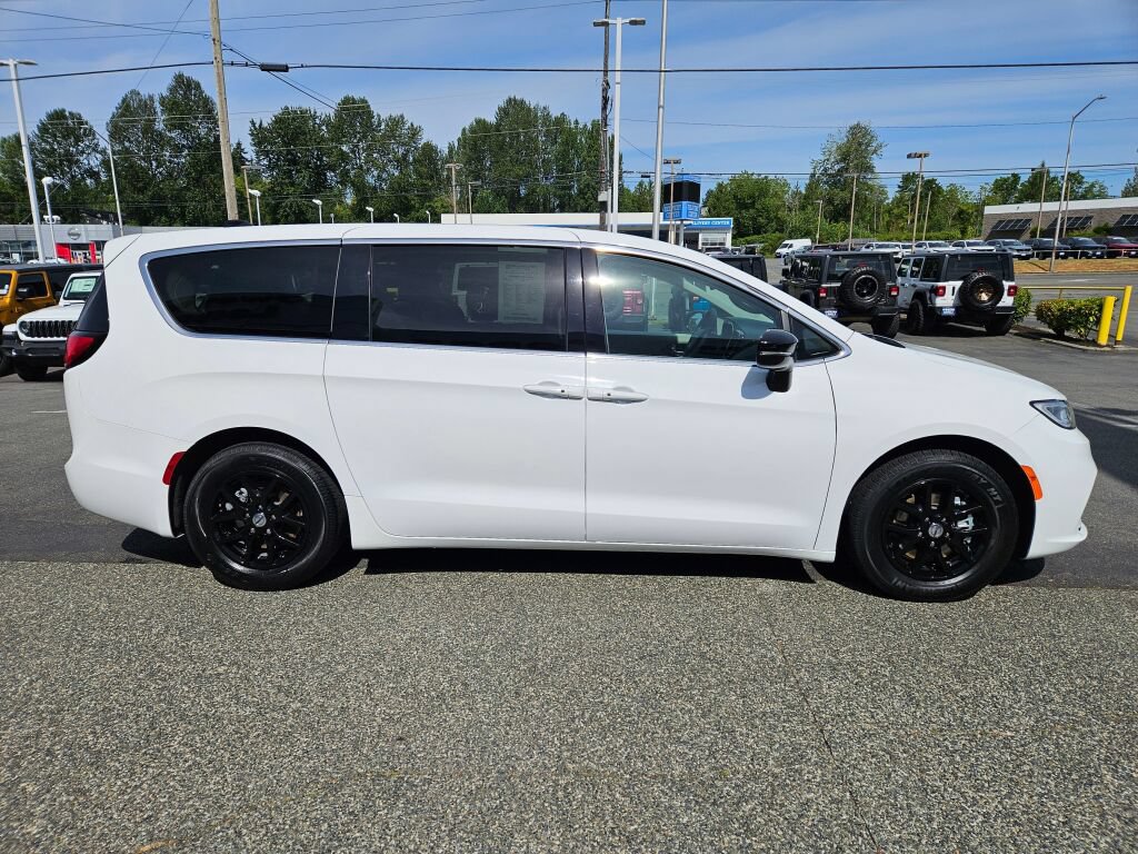 Used 2024 Chrysler Pacifica Touring-L FWD image 6