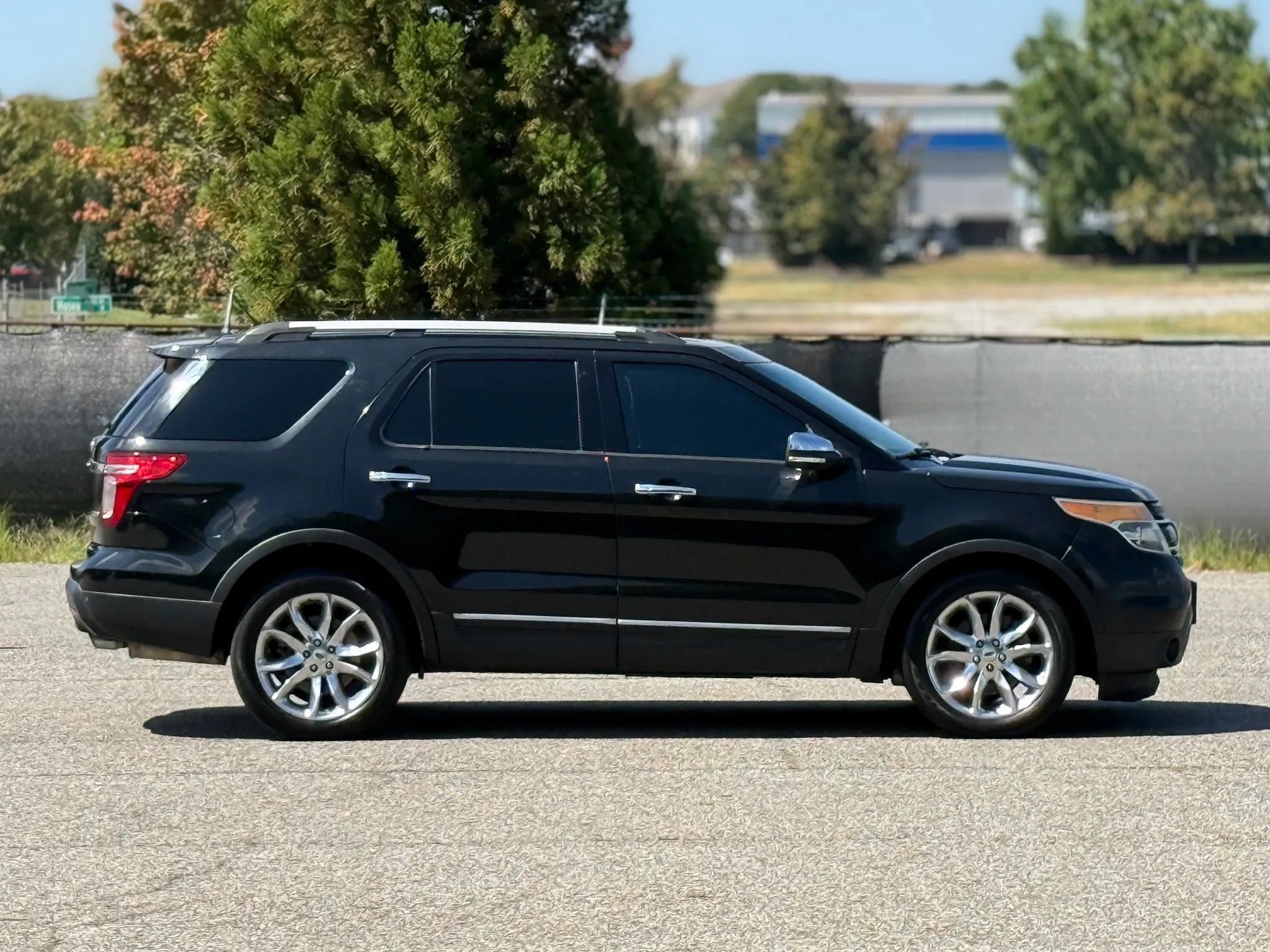 Used 2015 Ford Explorer XLT w/ Equipment Group 202B FWD image 6