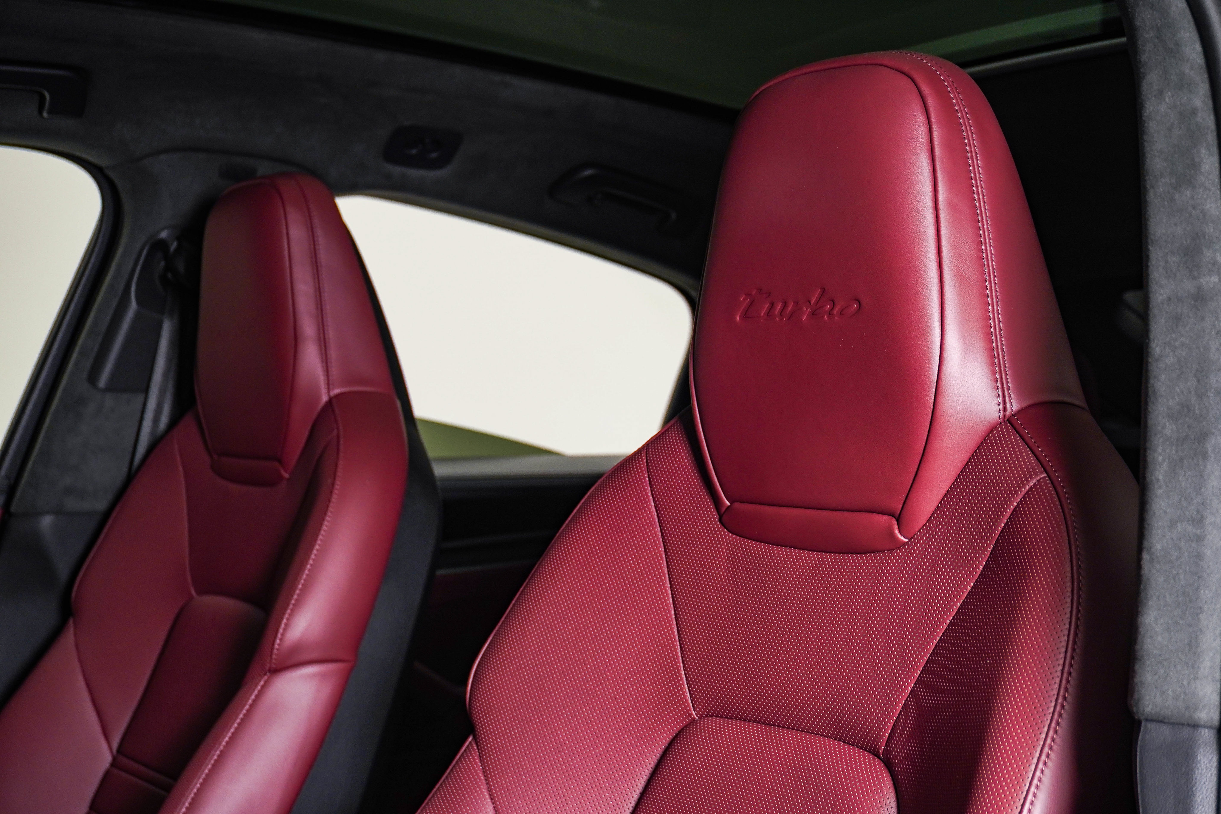 Certified 2025 Porsche Cayenne Turbo AWD/4WD image 18
