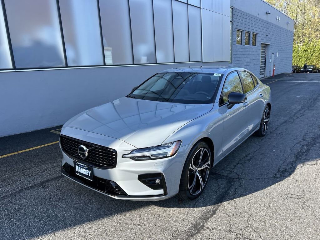 Certified 2025 Volvo S60 B5 Ultra AWD/4WD image 4