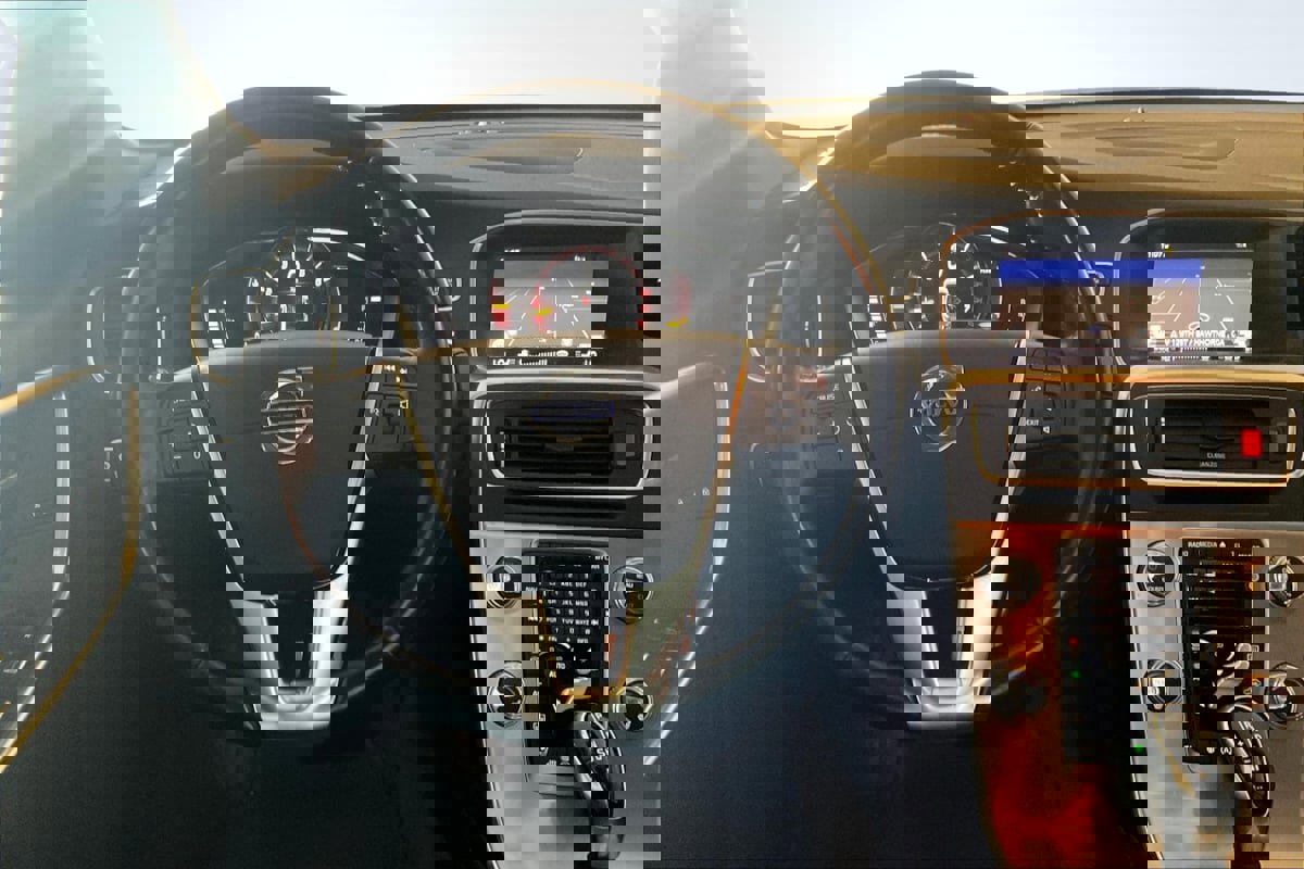 Used 2018 Volvo S60 T5 Inscription image 5