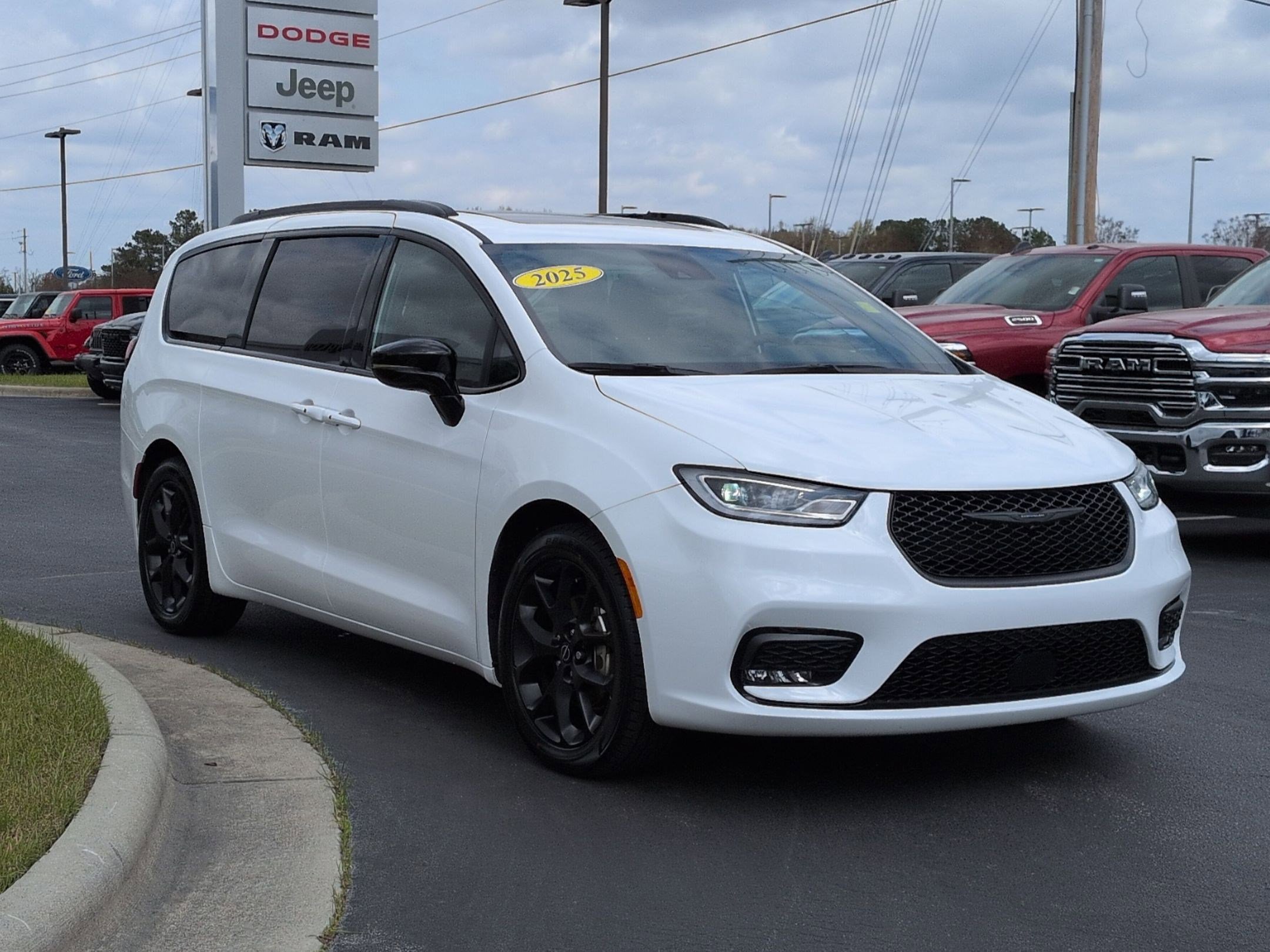 Used 2025 Chrysler Pacifica Limited FWD image 3