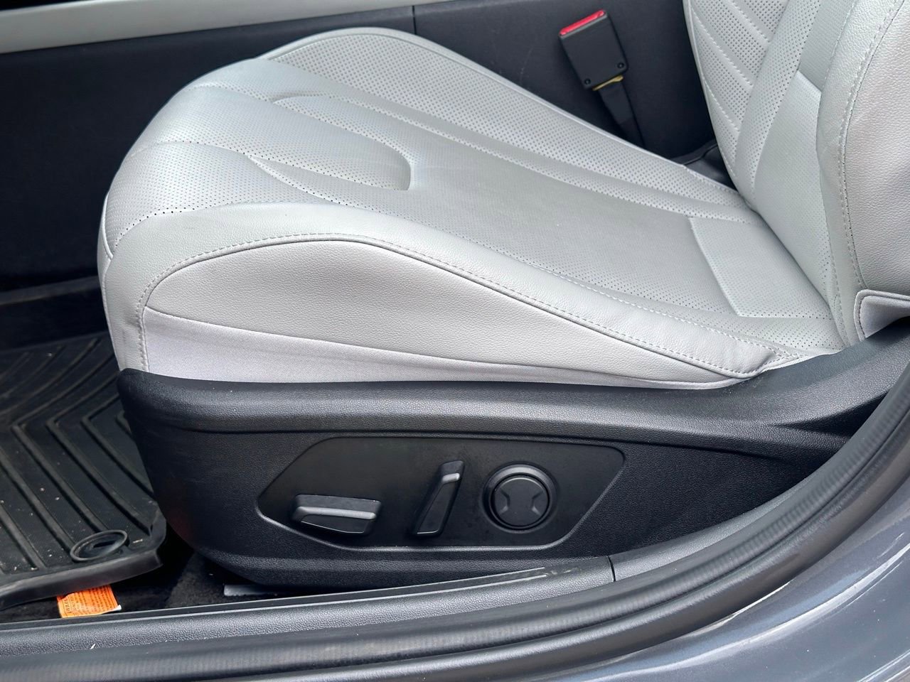 Used 2025 Hyundai Elantra Limited image 28