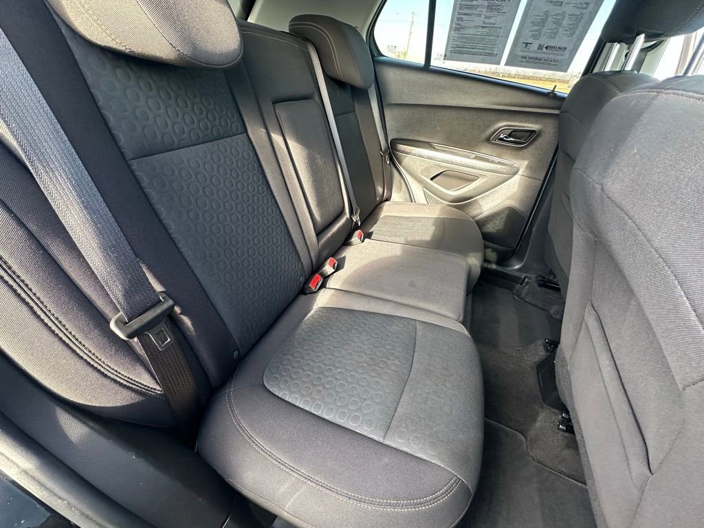 Used 2022 Chevrolet Trax LS w/ Tint and Cruise Package image 28