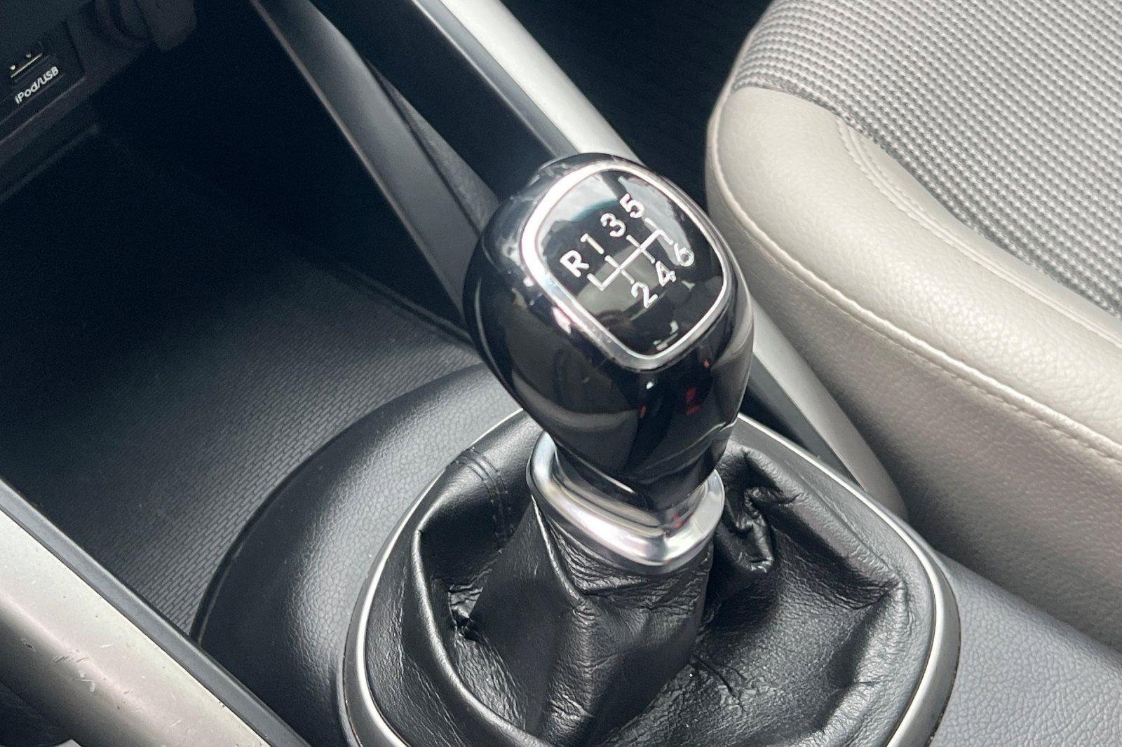 Used 2014 Hyundai Veloster w/ Style Package 02 image 18