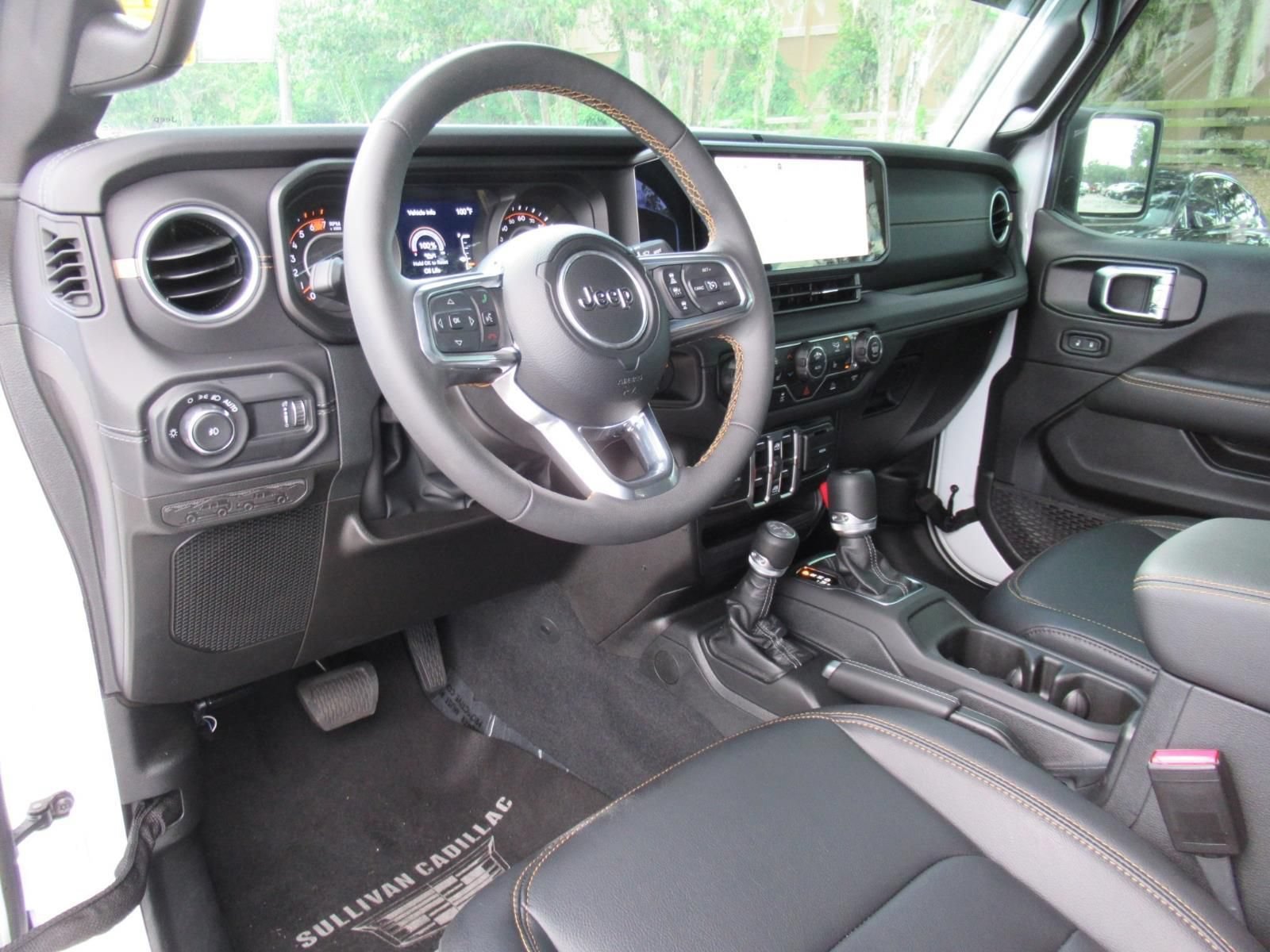 Used 2025 Jeep Wrangler Unlimited Sahara w/ Technology Group AWD/4WD image 17