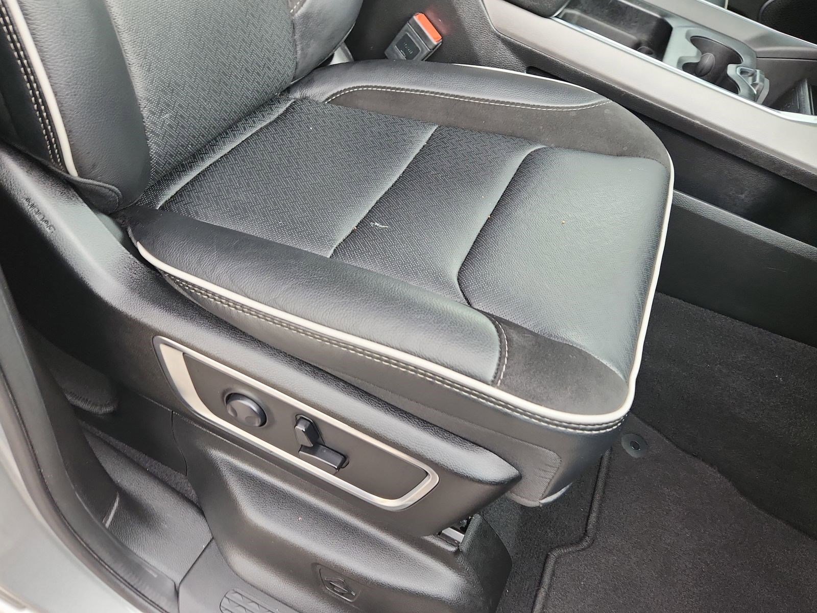 Used 2025 RAM 1500 Laramie image 16