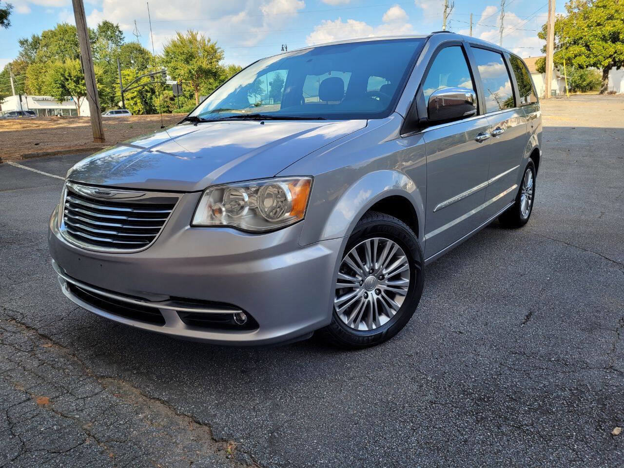 Used 2014 Chrysler Town & Country Touring-L w/ Driver Convenience Group image 4