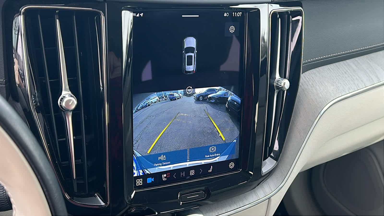 Used 2023 Volvo XC60 B6 Ultimate w/ Climate Package image 16